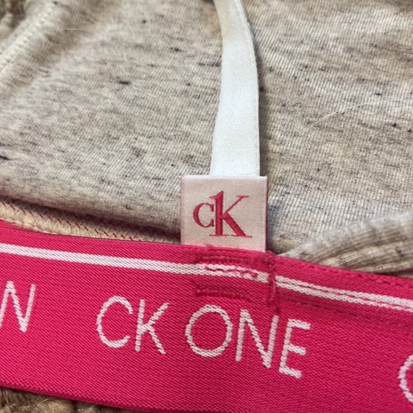 Brand new Calvin Klein sports bra some M but fits like a S - Picture 3 of 3